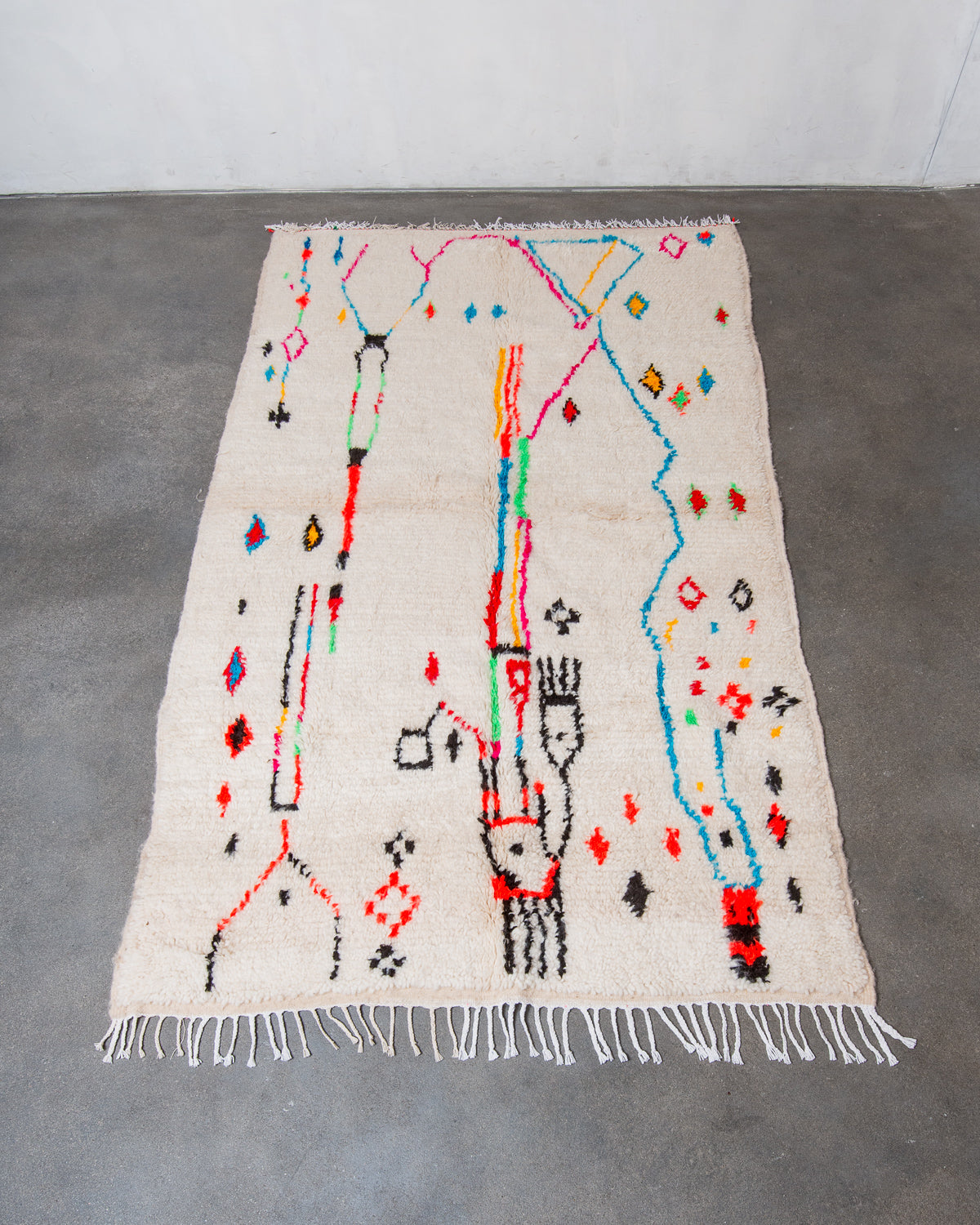 Modern designer handcrafted Berber rug from Morocco. Azilal rug with beautiful colours and patterns. Made of sheep’s wool and cotton.